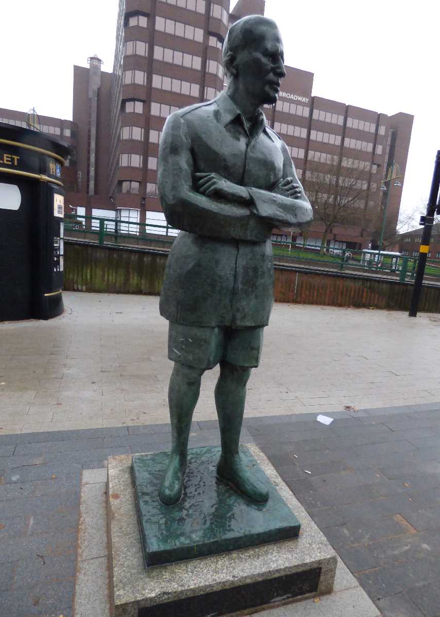 Statue+of+Claude+Auchinleck+at+Five+Ways