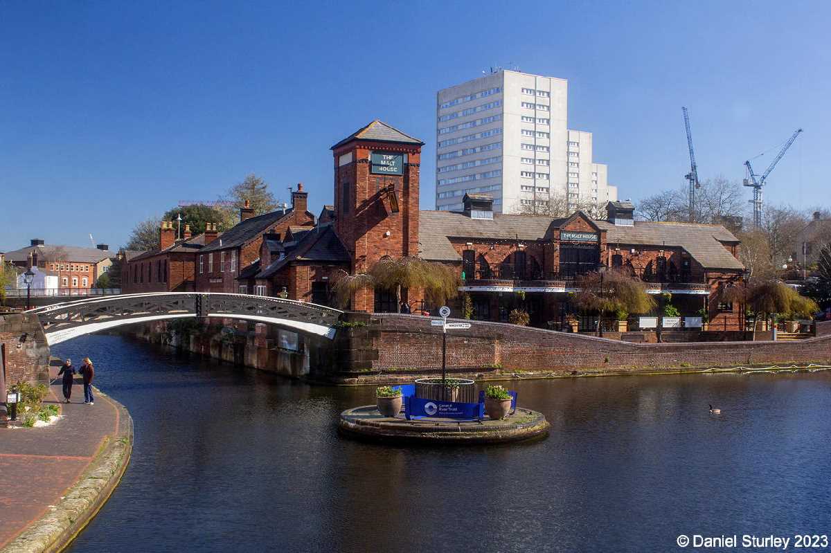 Old+Turn+Junction+-+Canal+Feature+in+the+City+Centre